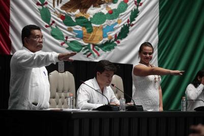 Entre empujones y gritos, se instala nueva Legislatura en Quintana Roo
