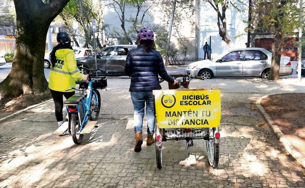 Entre los padres tienen otros roles como como el guía, que son quienes van adelante, y la barredora, que cuidan que nadie se quede. (17/02/2025) Foto: Araceli Martínez | El Universal