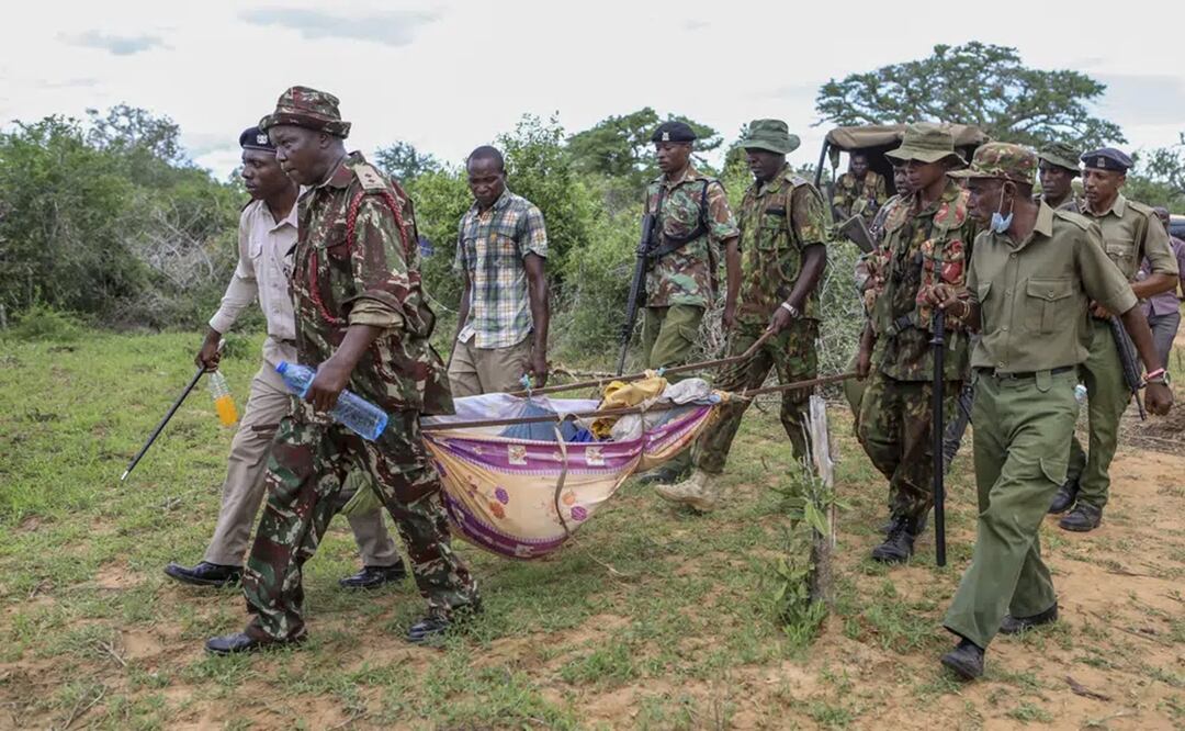La policía y los residentes locales cargan los cuerpos exhumados de las víctimas de un culto religioso en la parte trasera de un camión en el pueblo de Shakahola. Foto: AP