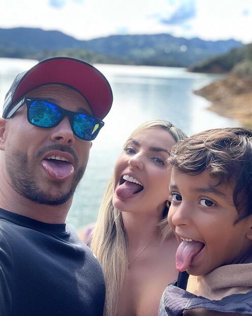 Sebastián Caicedo y su novia. Fuente: Instagram @july10z