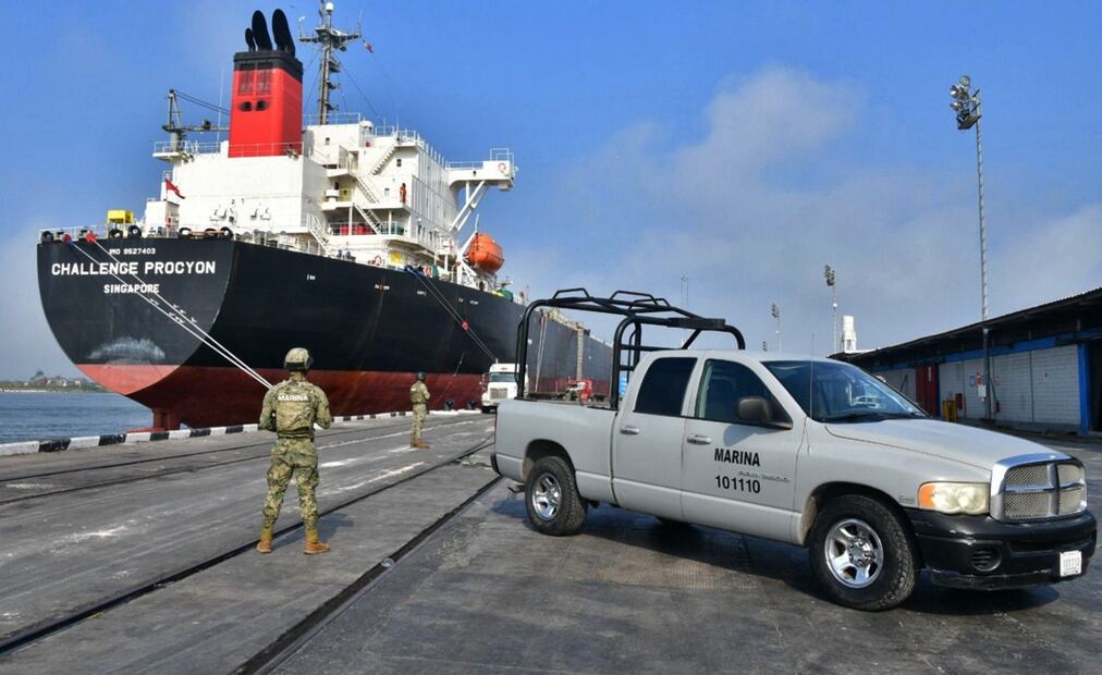 Autoridades federales aseguraron en el puerto de Tampico, Tamaulipas, 10 millones de litros de diesel, armas, vehículos y un buque en un operativo, el 31 de marzo de 2025. Foto: especial