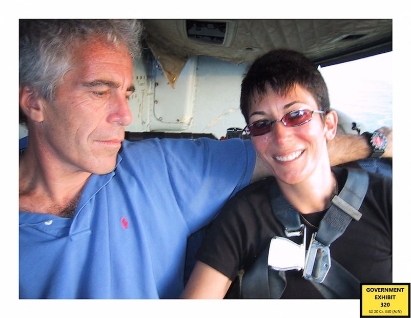 La socialité británica Ghislaine Maxwell y el financiero estadounidense Jeffrey Epstein. Foto: AFP