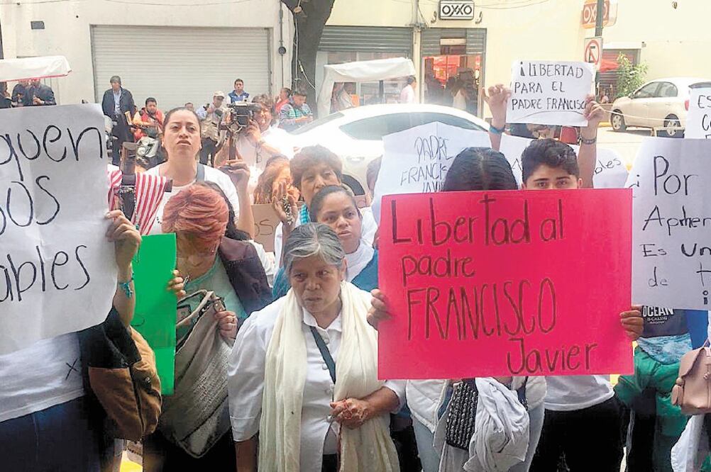 Seguidores de Francisco Javier “N” se manifestaron en las instalaciones de la procuraduría local para exigir la liberación del cura. Foto/ ESPECIAL