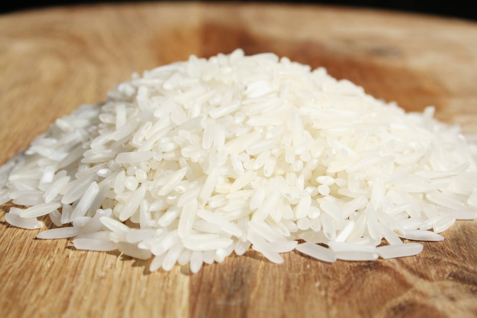 El microondas permite cocinar arroz en solo 12 minutos, ideal para porciones individuales. Foto: Freepik