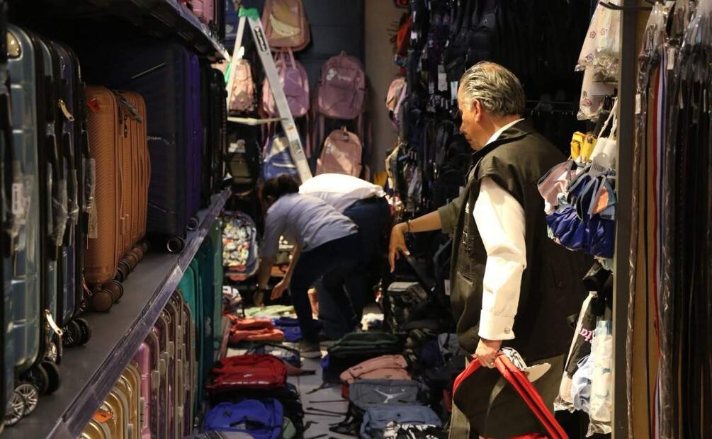 Operativos contra la piratería en diversas tiendas chinas de Maxi Home, en Monterrey (10/04/2025). Foto: Especial