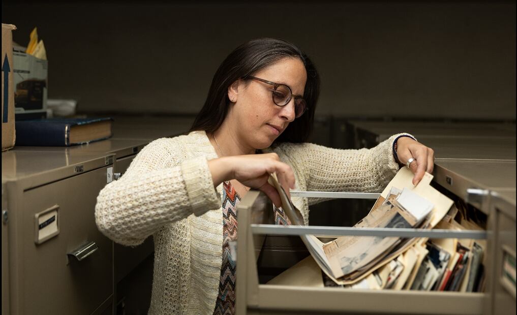 La investigadora Nadine Vera Bérenger analiza los materiales que conserva EL UNIVERSAL y que fueron una importante herramienta de información en el siglo XX. Foto: Hugo Salvador /EL UNIVERSAL