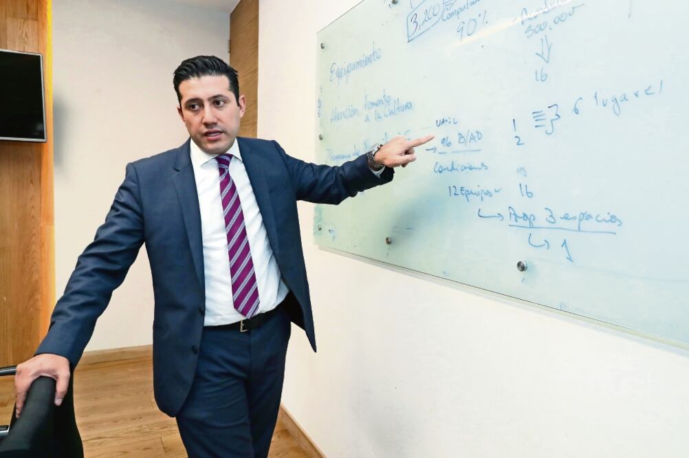 Mauricio Rodríguez Alonso, secretario de Educación, explicó que se reforzará el programa de alfabetización que inició en 2014 y logró reducir el número de personas que no saben leer ni escribir a sólo el 1.5% del total de los capitalinos (LUCÍA GODÍNEZ)