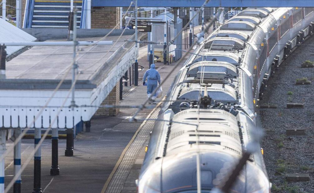 Vista este domingo de la estación de tren de Huntington (Reino Unido), donde ayer sábado un tren con destino a Londres se detuvo después de que varias personas fueran apuñaladas en Huntington, Gran Bretaña. 
Foto:  EFE/TAYFUN SALCI