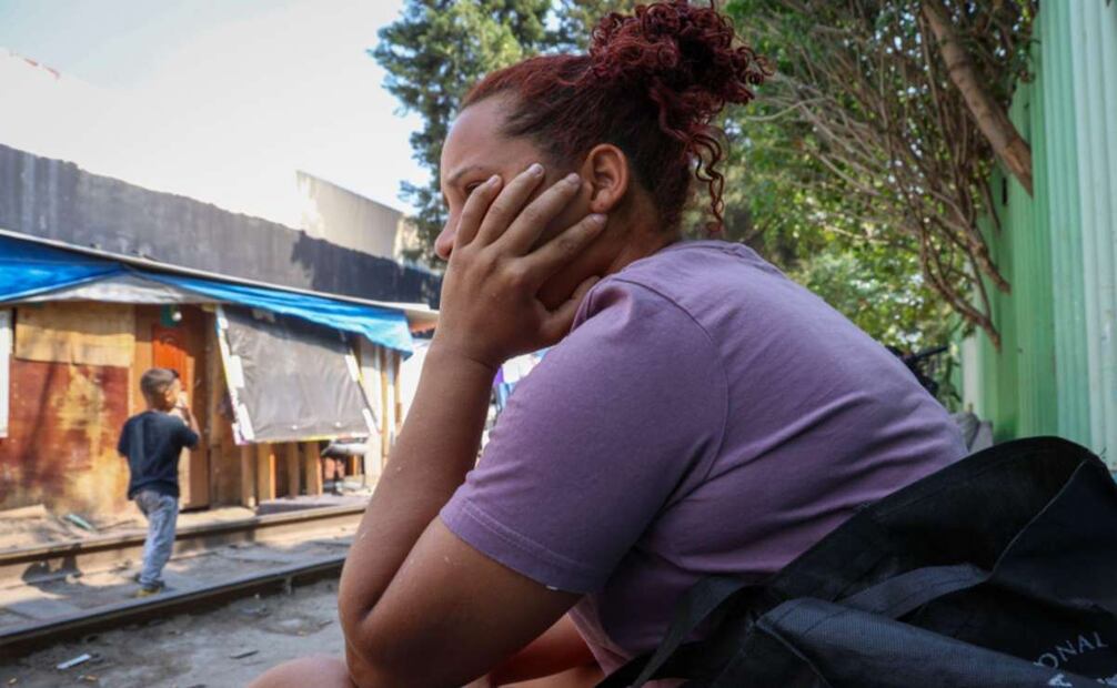 La venezolana Rosmary da gracias a Dios por haber salido de la selva del Darién. “Nos tomó mucho a los que llegamos a la Ciudad de México”. FOTO: Luis Camacho