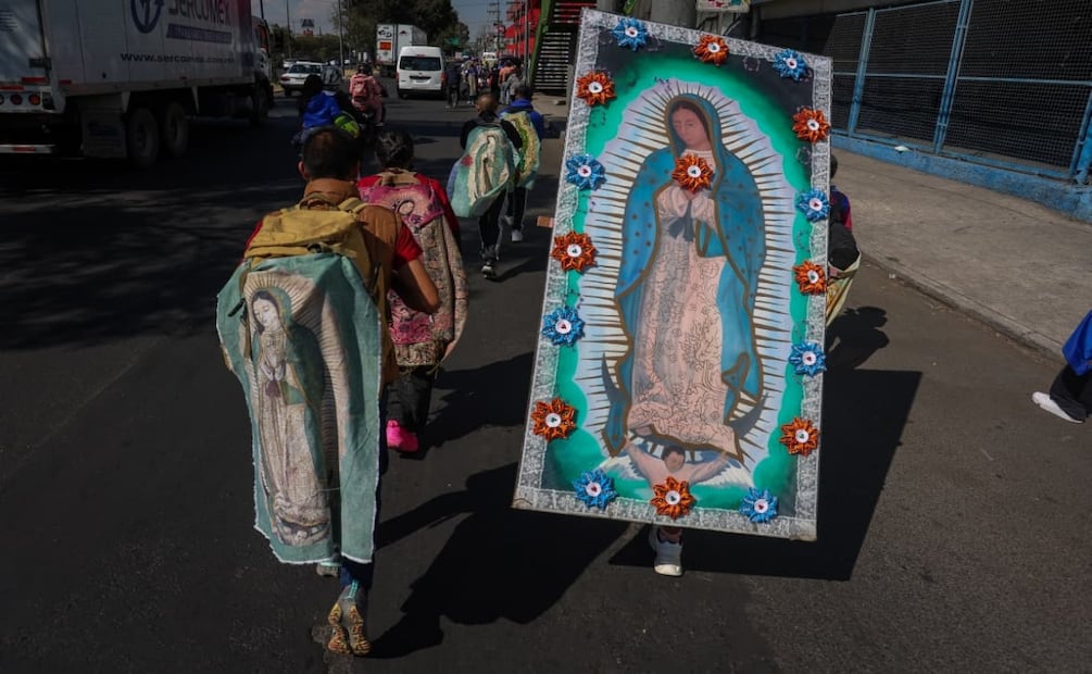 Con mucha Fé, cientos de Peregrinos provenientes de diversos estados, municipios y localidades, avanzan por calzada Zaragoza para llegar a la Basílica de Guadalupe.
Foto: Luis Camacho | El Universal