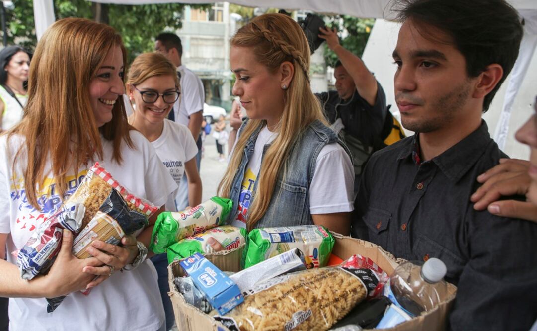 La esposa del líder opositor preso Leopoldo López, Lilian Tintori (c), participa hoy, martes 31 de mayo de 2016, de una jornada de recolección de alimentos y medicinas  (Foto: EFE)