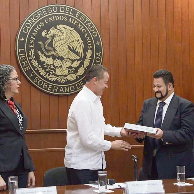 El gobernador Quirino Ordaz asistió a la entrega por escrito de su Segundo Informe de labores; el presidente de la Mesa Directiva, Marco César Almaral, le agradeció su cortesía y madurez. Foto: JAVIER CABRERA. EL UNIVERSAL
