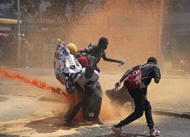 Al menos 17 muertos y decenas de heridos por disparos de la policía durante asalto al Parlamento en Kenia