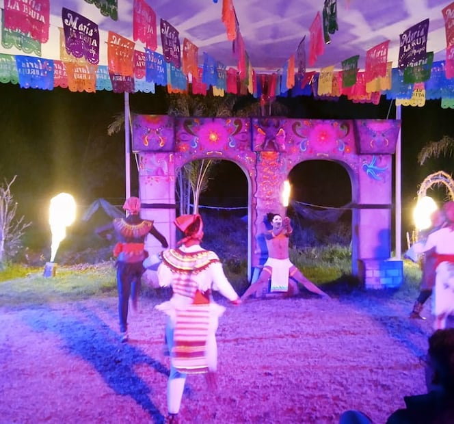 Una danza prehispánica sorprendió a los presentes, donde el fuego también se hizo presente al ritmo de la música de tambores, caracolas, flautas y cascabeles o ayoyotes. Crédito: Angélica Navarrete/EL UNIVERSAL.