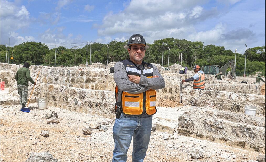 Estas labores eran supervisadas de manera permanente por dos arqueólogos que el Instituto Nacional de Antropología e Historia (INAH) asignó a las obras, y de forma más espaciada por capitanes de la Sedena y por el arqueólogo Manuel Pérez Rivas (imagen), coordinador del salvamento arqueológico del Tren Maya, el 3 de julio de 2025. Foto: Gabriel Pano/EL UNIVERSAL