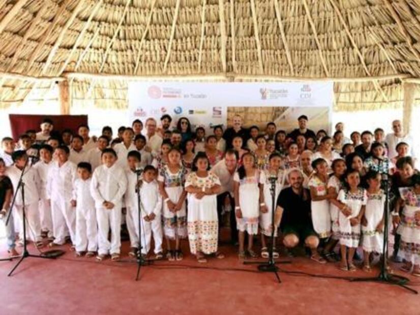 Miguel Bosé realiza labor altruista en comunidades mayas