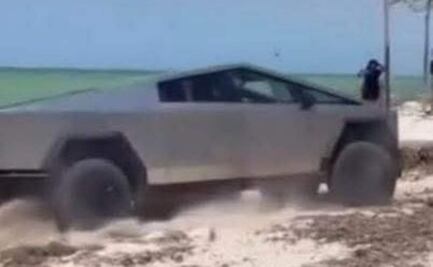 Cybertruck de Tesla se atasca en playa de Yucatán; dueño y elementos de policía estatal intentan rescatarlo