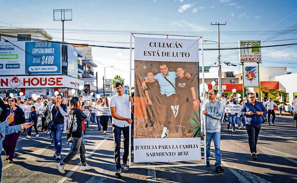 Con prendas de vestir blancas, globos, veladoras y mantas con los rostros de los niños asesinados, miles de personas exigieron justicia y paz. Foto: Especial