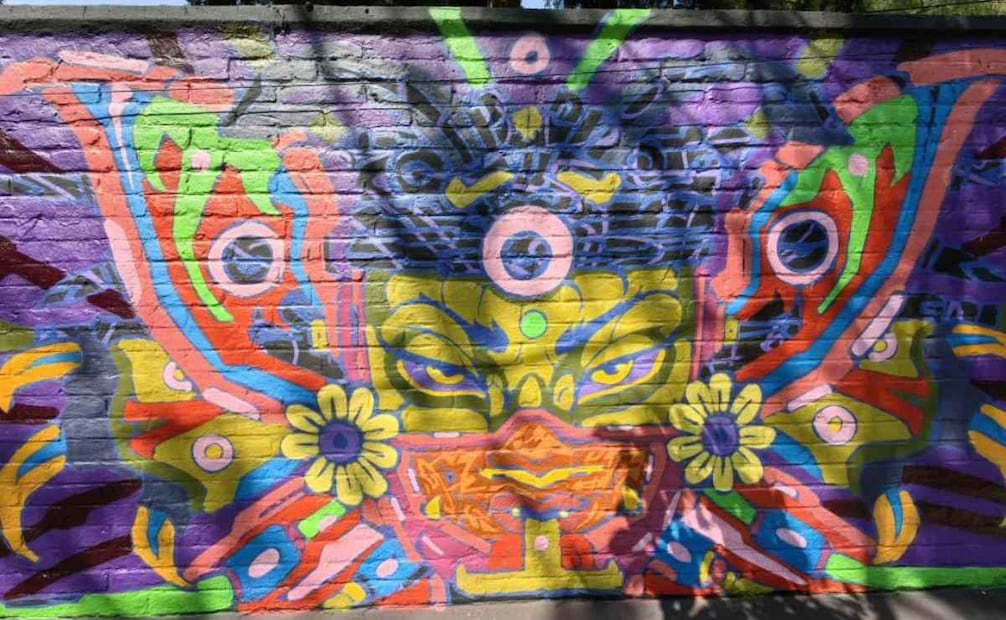Artistas urbanos decoran la barda del Panteón de Xoco en la Benito Juárez (26/10/2025). Foto: Especial