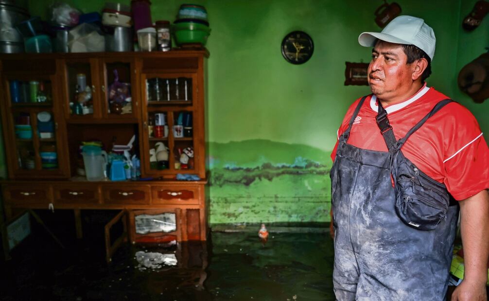 Al salir, Pablo y su esposa deben usar una pantalonera que les cubra de los pies hasta el pecho. Foto Hugo Salvador El Universal