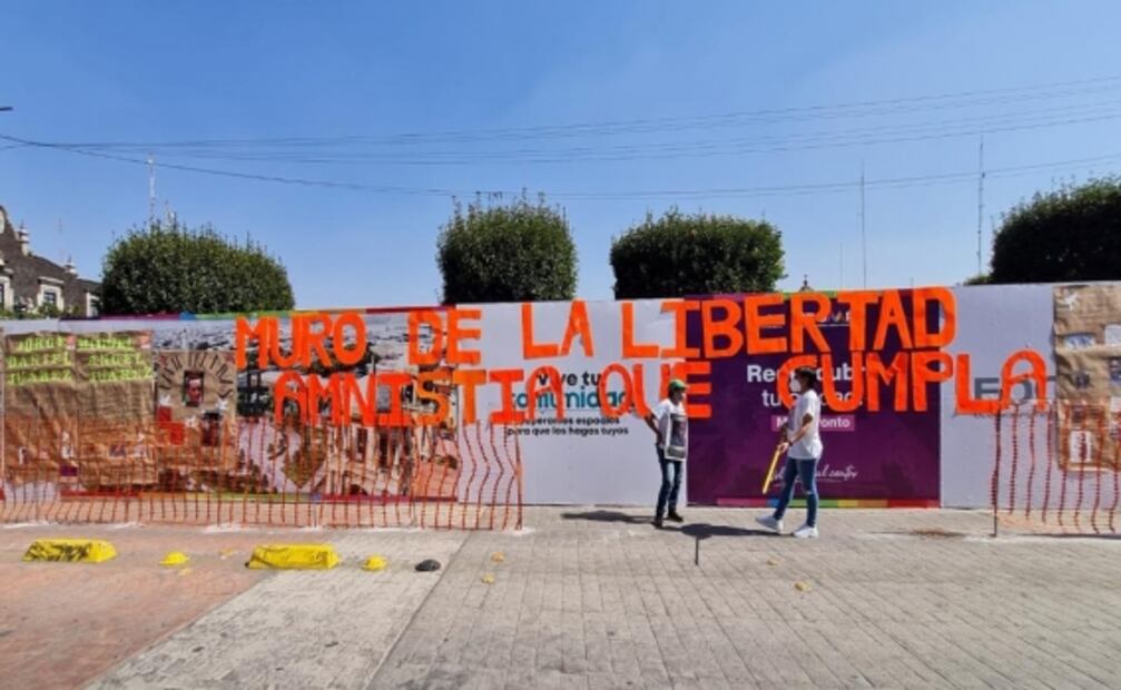 Exigen familiares de reos amnistía con "El Muro de la Libertad" en Toluca