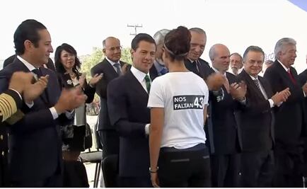 "Nos faltan 43", protesta académica al recibir premio de manos de Peña Nieto