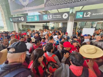 VIDEOS Integrantes de la CNTE toman la Terminal 2 del AICM; tensiones crecen