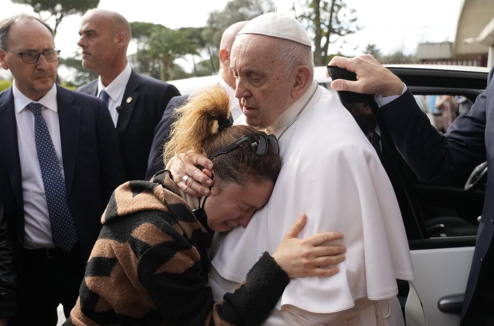 El papa Francisco consuela a Serena Subania, quien perdió a su hija Angélica, de 5 años,al salir del Hospital Universitario Agostino Gemelli en Roma. Foto: AP