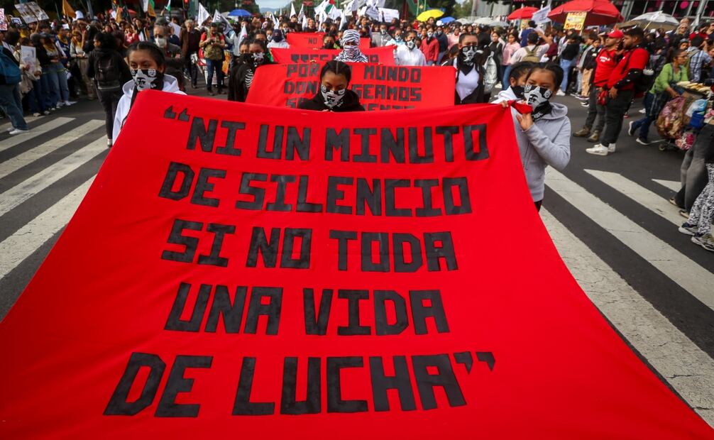 Entre gritos como "2 de octubre no es de fiesta, es de lucha y de protesta" se lleva a cabo la marcha del dos de octubre. Foto: Luis Camacho/EL UNIVERSAL