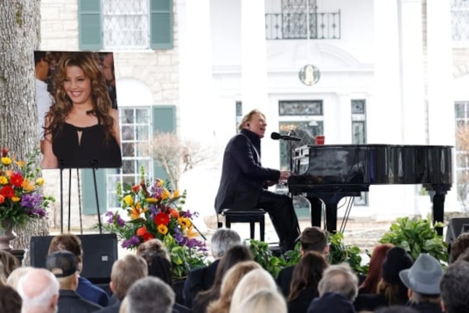 En funeral de Lisa Marie Presley, captan a Austin Butler y miles de fánaticos 