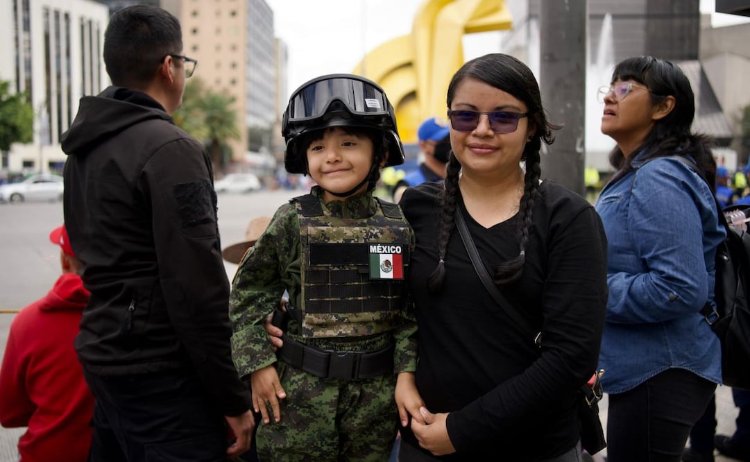  Dayane Reyes de una niña de 5 años, acudió junto a su mamá Martha, al Desfile Cívico Militar (16/09/25). Foto: Carlos Mejía/EL UNIVERSAL