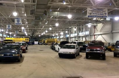 Autos que llevan años abandonados en un aeropuerto, serán subastados