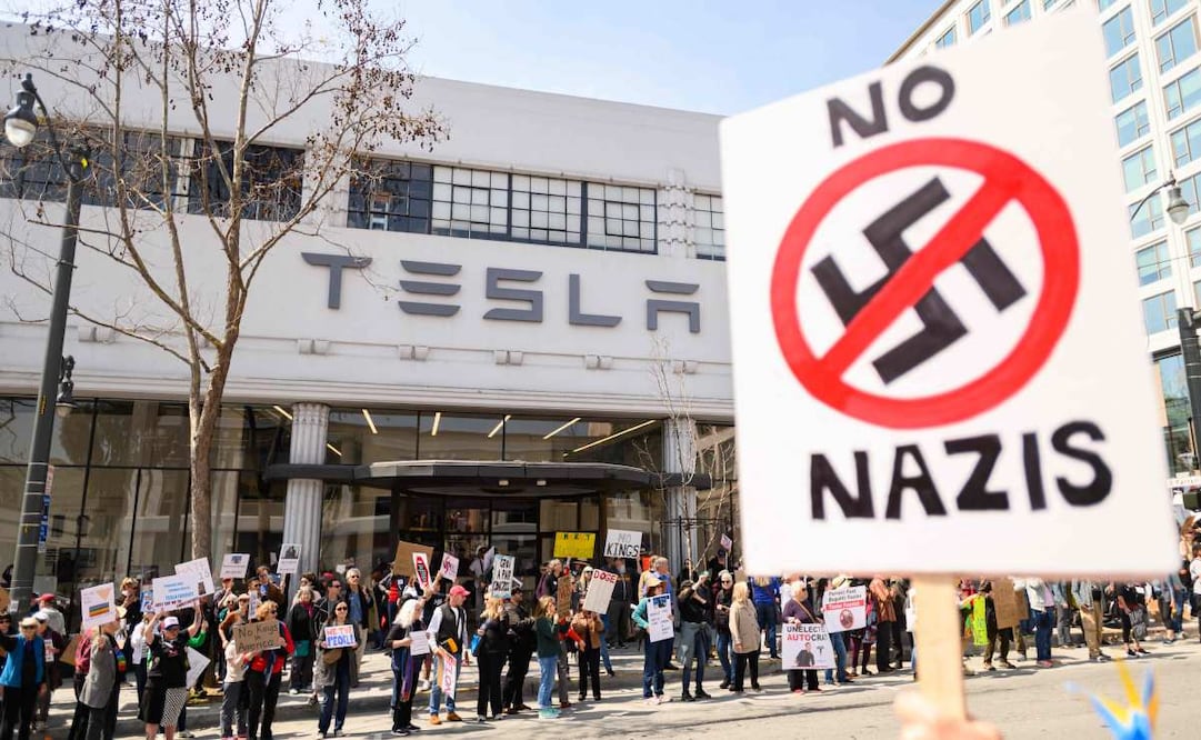 Cientos protestan contra Elon Musk ante concesionarios de Tesla en EU y Europa. (29/03/25) Foto: AFP