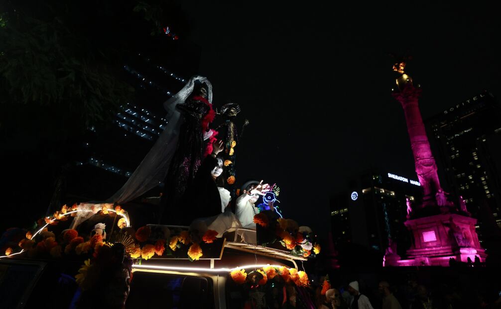 Fotografía de una escultura de una catrina, este domingo en el desfile de catrinas en Ciudad de México (27/10/2024) Foto: EFE / Alex Cruz