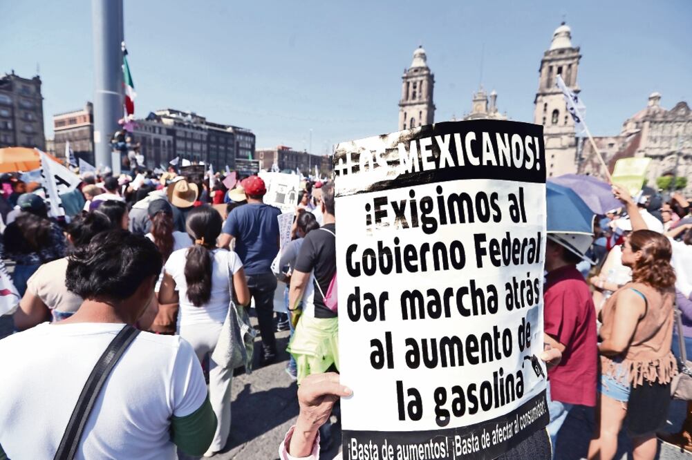 El domingo en la tarde coincidieron dos marchas en contra del gasolinazo, ambas concluyeron en el Zócalo capitalino. En los mítines organizados se destaca la no presencia de los partidos políticos. (EL UNIVERSAL)