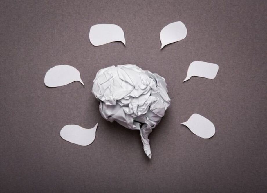 Herramientas como el método FOUR, combinadas con hábitos saludables, ofrecen una solución efectiva para mantener la agilidad mental. Fuente: Freepik.