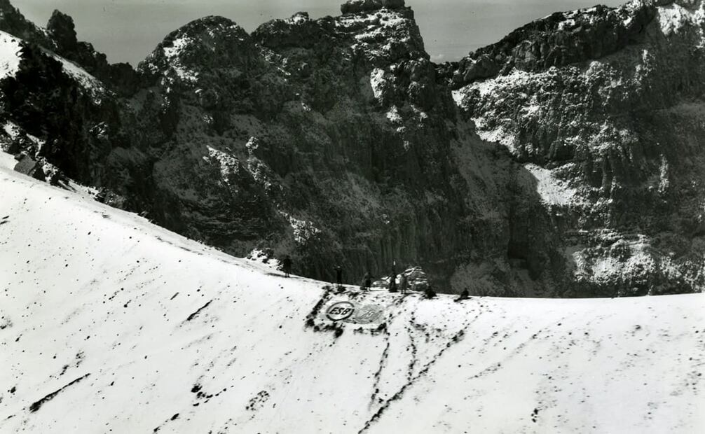 A la orilla del labio inferior del cráter, un grupo de alpinistas descansa poco antes de emprender el rápido descenso. Reportaje del capitán Javier Merino, de Servicios Gráficos Aéreos de El Universal. Foto tomada el 28 de Julio de 1963. Foto: Javier Merino/ Archivo El Universal.