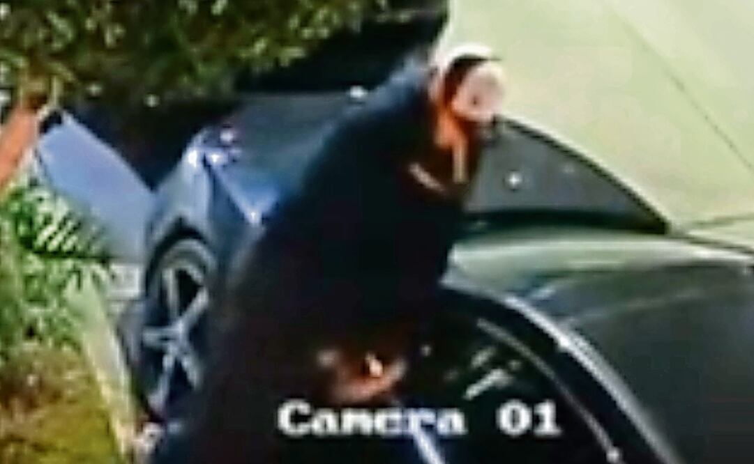 Una cámara de seguridad captó a un sujeto mientras robaba los espejos de un vehículo en calles de Ciudad Satélite, la madrugada del sábado. Foto: Especial