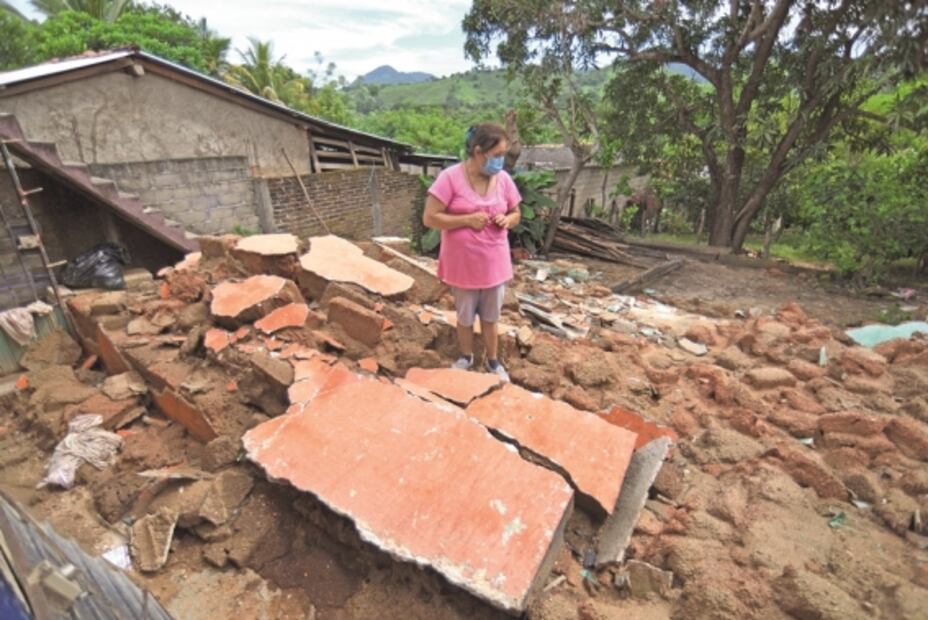 A un mes del sismo: En Acapulco viven entre ruinas y sin apoyos