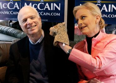 Prevén que esposa de McCain ocupe temporalmente su escaño en el Senado
