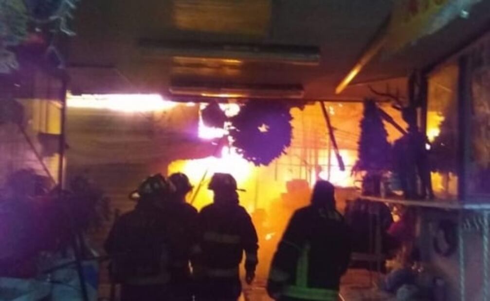 Incendio consume locales del mercado de San Cosme