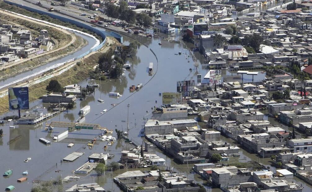 Vista aérea de Chalco, tras la inundación del 2010. Aunque la zona de impacto fue menor que en 2000, las casas más cercanas al boquete tuvieron aguas negras hasta los 2 metros de altura.  Foto: Mario Guzmán/EFE.