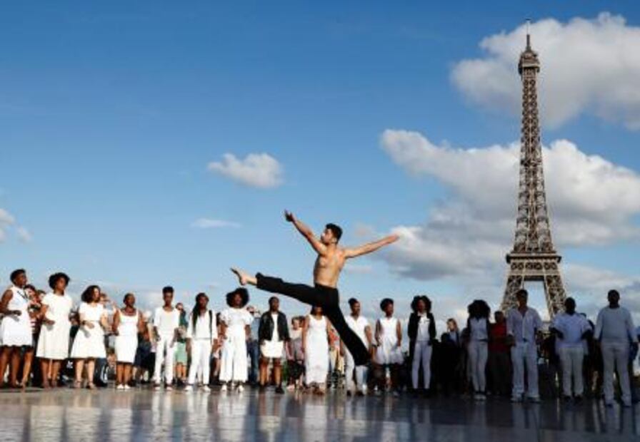 El "Billy Elliot sirio" lanza un mensaje de paz desde la torre Eiffel