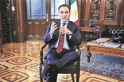 Endeudar al país en el actual contexto global no es la mejor idea, advierte Arturo Herrera