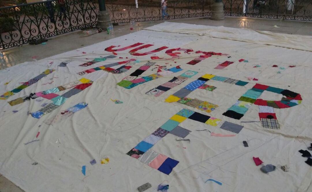 Activistas bordan manta gigante en honor a Javier Valdez