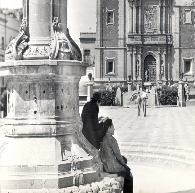 Vagos en la fuente de “La Corregidora” en la Plaza de Santo Domingo, en el Centro. Años treinta. Crédito: Colección Villasana.