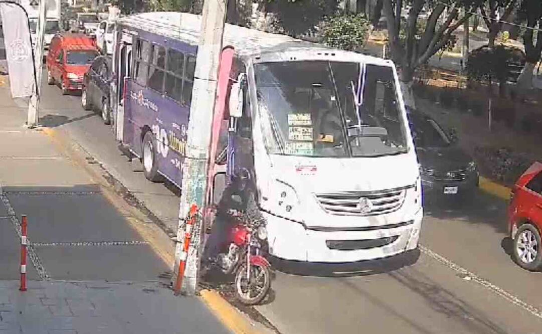 Conductor arrollado tras caer de su motocicleta. Foto: Captura de video