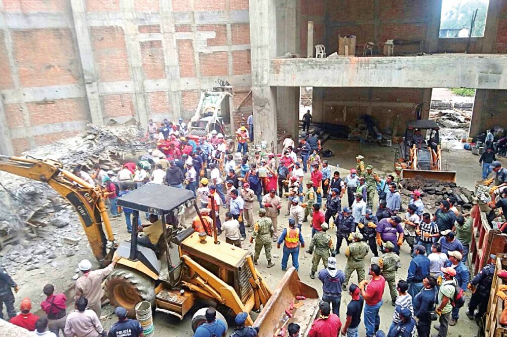 Para rescatar cada uno de los cuatro cuerpos, se requirieron unas tres horas debido a lo pesado y dureza del material que se tuvo que romper, cortar y retirar (QUADRATÍN)