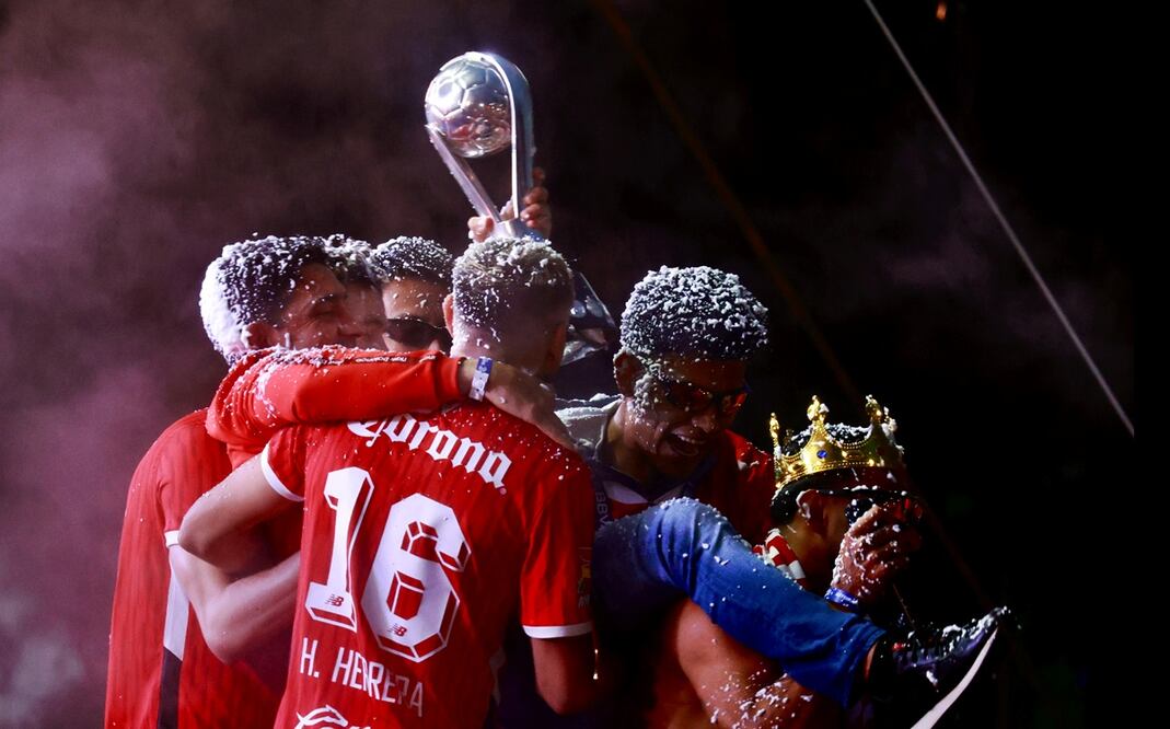 Integrantes del equipo de los Diablos Rojos festejan con aficionados la consecución del campeonato de la Liga MX de futbol en la ciudad de Toluca, el lunes 26 de mayo de 2025. Foto: EFE