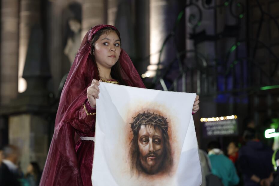 En la Procesión del Silencio, la comunidad cristiana y católica representan el luto por la muerte de Jesús y el dolor de María, su madre. (Foto: Arturo Hernández/ EL UNIVERSAL)